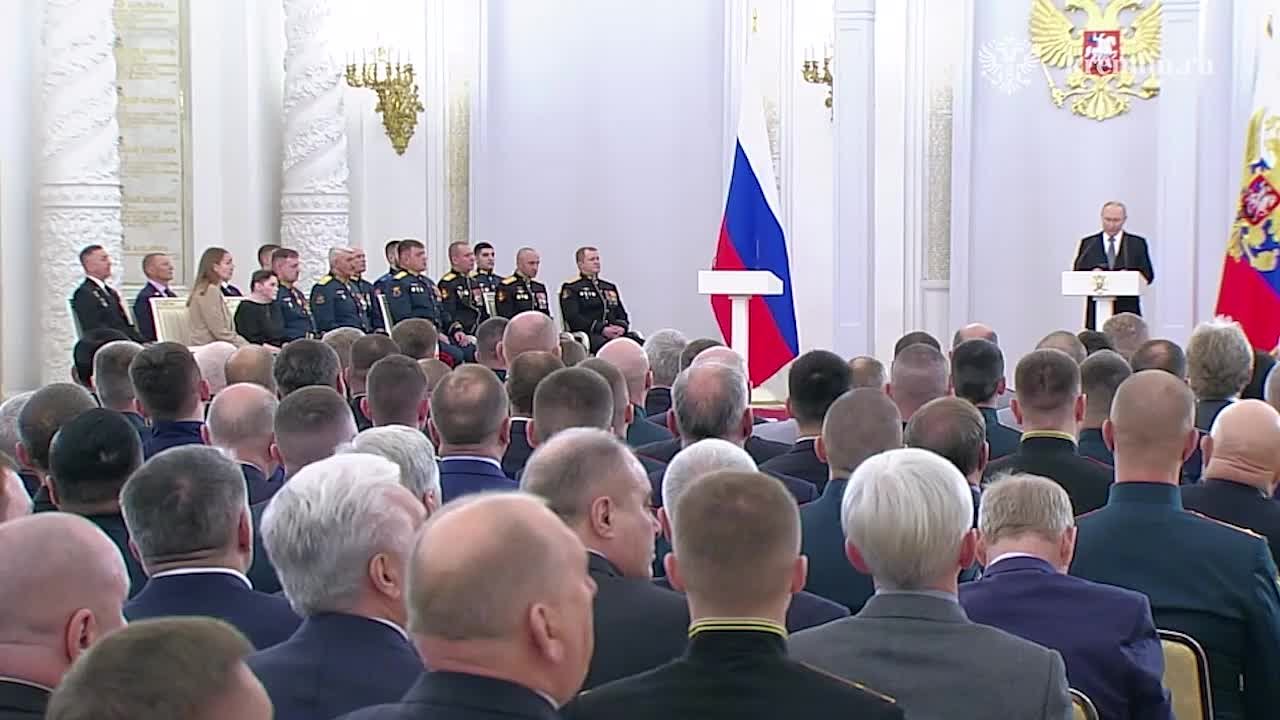 Россиян объединяет гордость за свою Родину, за достижения предков, которые отстаивали право народа РФ, заявил Владимир Путин на вручении Героям России медали "Золотая Звезда"