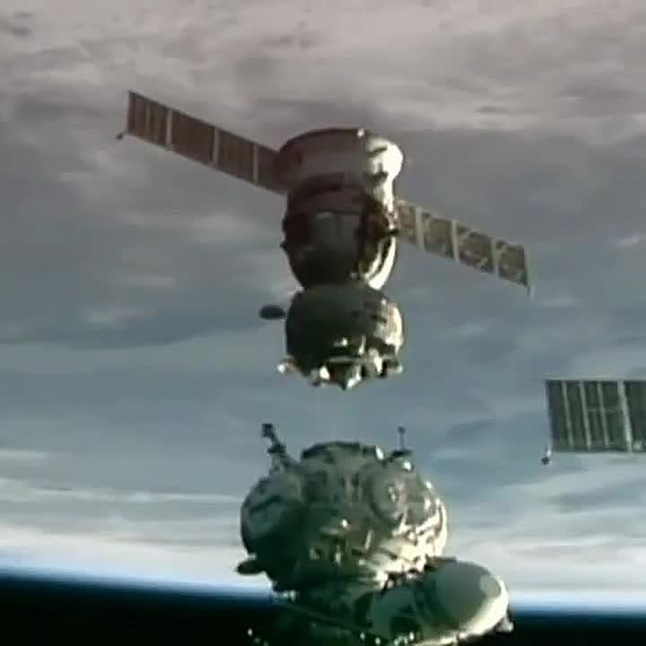 Корабль "Союз МС-27", на котором российские космонавты Сергей Рыжиков и Алексей Зубрицкий и американский астронавт Джонни Ким возвращаются на Землю, отстыковался от МКС