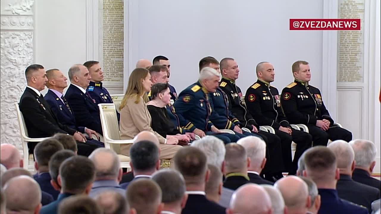 Путин вручил командующему группировкой войск "Запад" генерал-полковнику Сергею Кузовлеву "Золотую Звезду"