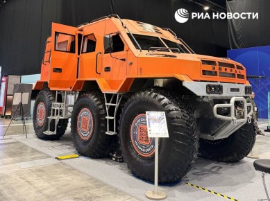 Вездеход "Звезда Т13" с двухметровыми колесами представили на форуме "Арктика: настоящее и будущее"