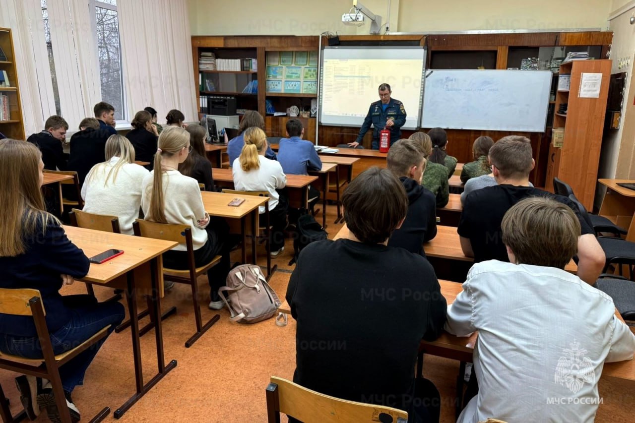 В Зареченском районе Тулы спасатели напомнили о пожарной безопасности сотрудникам дежурно-диспетчерской службы и детям В Зареченском районе Тулы спасатели напомнили о пожарной безопасности сотрудникам дежурно-диспетчерской службы и детям