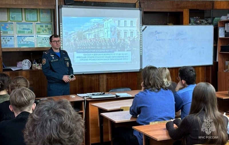 В Зареченском районе Тулы спасатели напомнили о пожарной безопасности сотрудникам дежурно-диспетчерской службы и детям