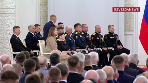 Летчик-испытатель Леонид Чикунов поблагодарил президента за то, что нынешние профессионалы имеют возможность выполнять полеты не только "по праздникам"