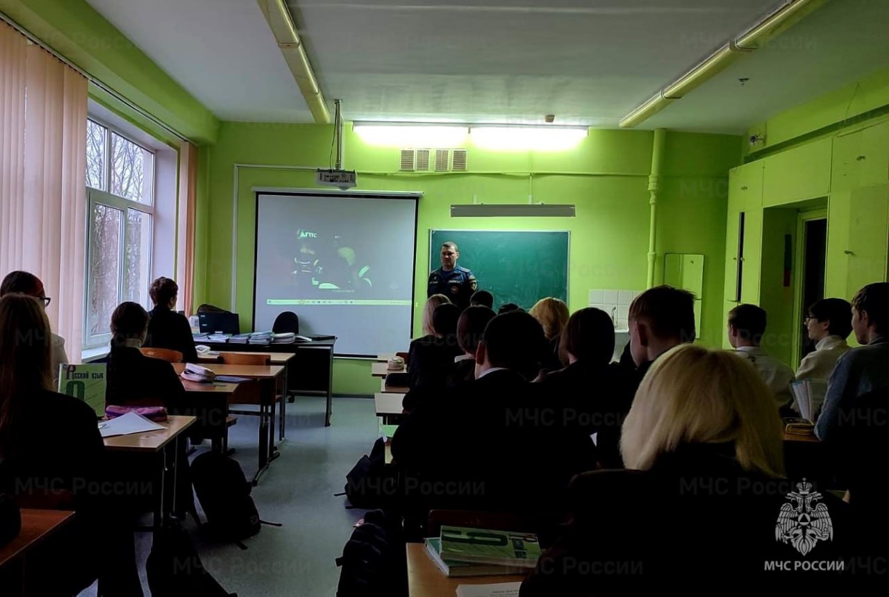 В Зареченском районе Тулы спасатели напомнили о пожарной безопасности сотрудникам дежурно-диспетчерской службы и детям В Зареченском районе Тулы спасатели напомнили о пожарной безопасности сотрудникам дежурно-диспетчерской службы и детям