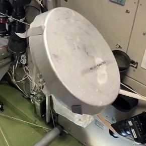 "На МКС провожают экипаж, в честь события — космический торт!"