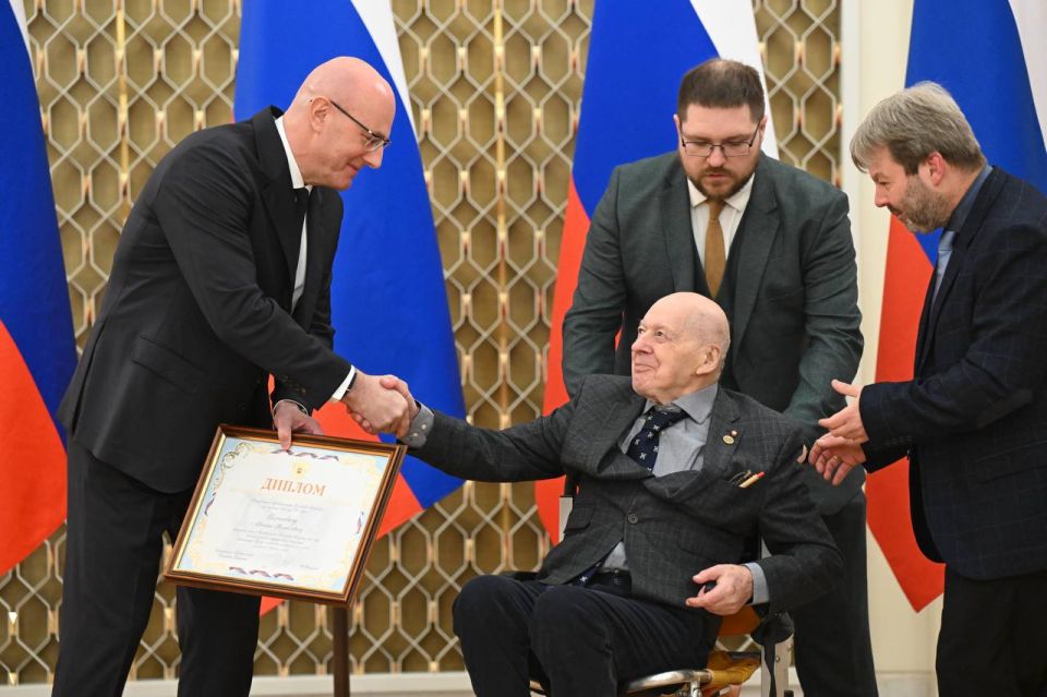 Дмитрий Чернышенко наградил лауреатов первой премии Правительства России в области детской и подростковой литературы Дмитрий Чернышенко наградил лауреатов первой премии Правительства России в области детской и подростковой литературы