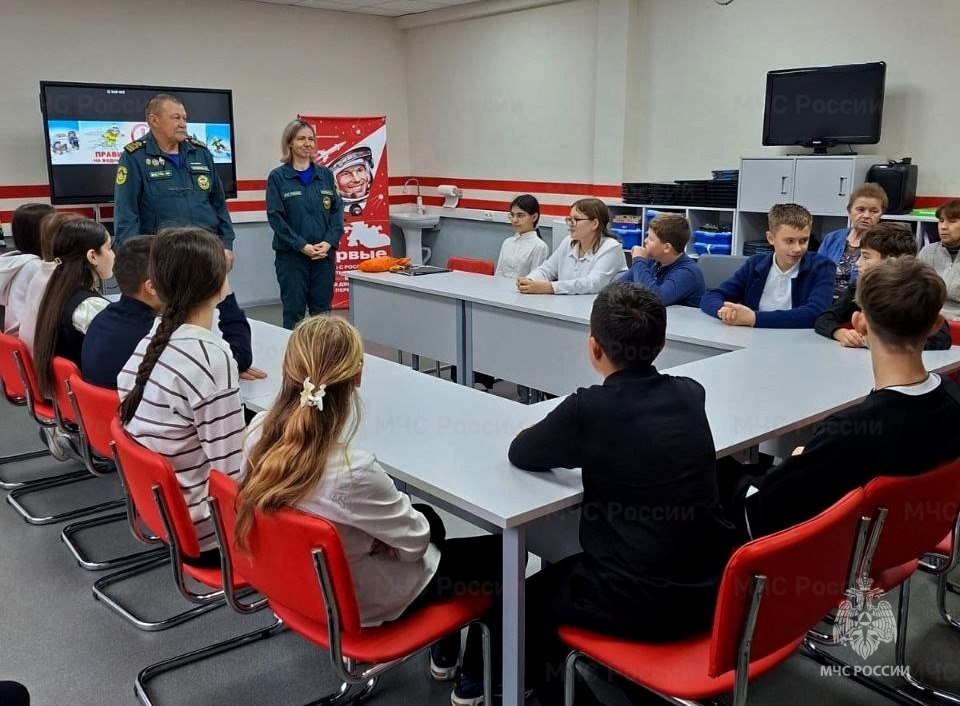 Инспекторы ГИМС МЧС России научили дeтей оказывать помощь провалившемуся под лед Инспекторы ГИМС МЧС России научили дeтей оказывать помощь провалившемуся под лед