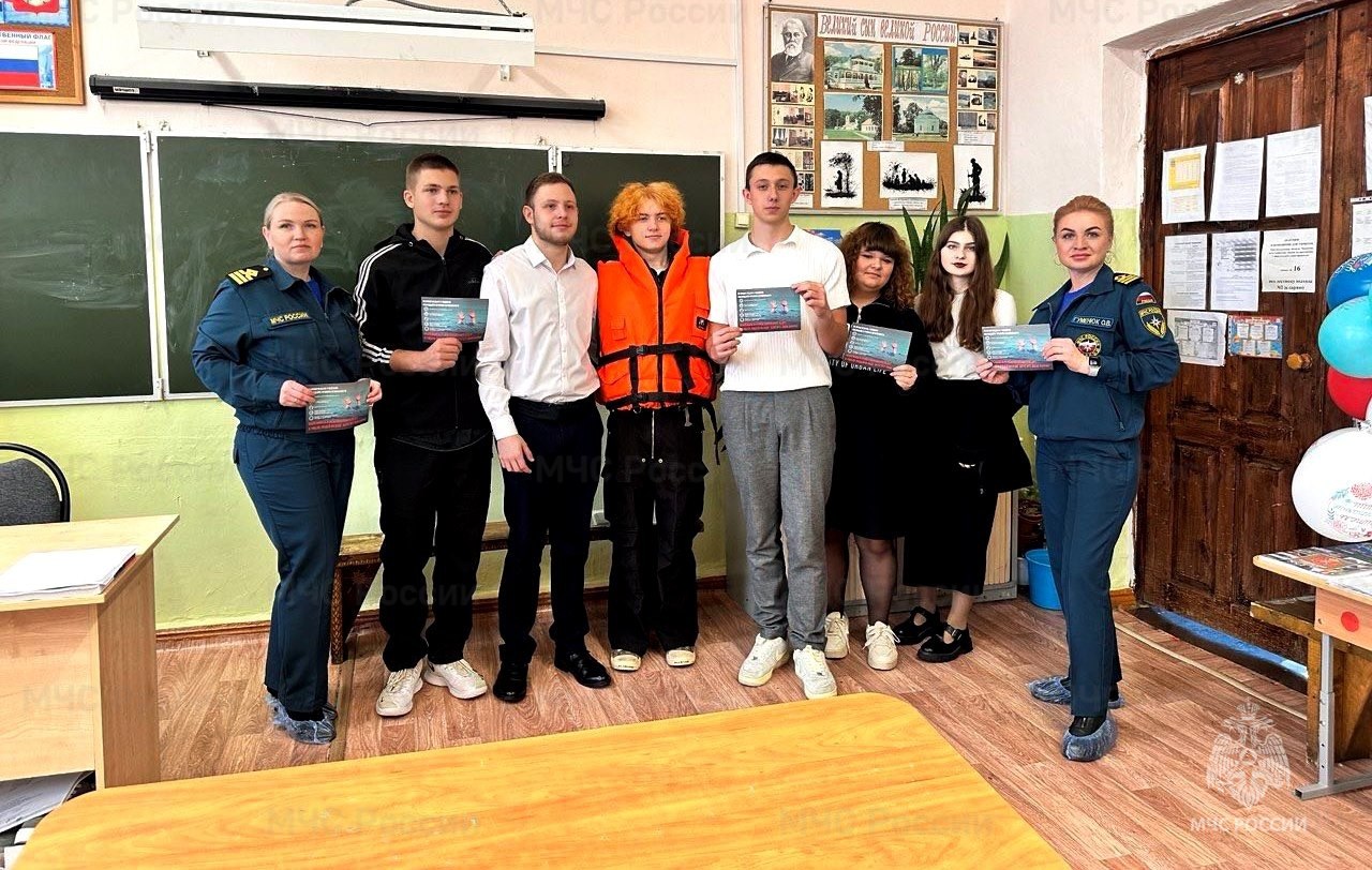 Инспекторы ГИМС МЧС России научили дeтей оказывать помощь провалившемуся под лед Инспекторы ГИМС МЧС России научили дeтей оказывать помощь провалившемуся под лед