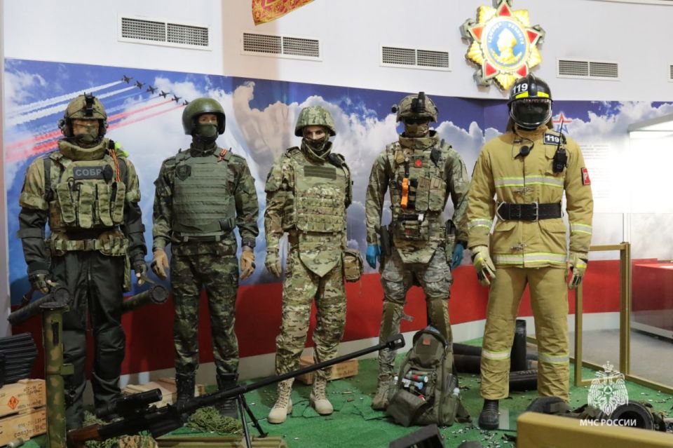 Выставка, посвященная героям специальной военной операции, пополнилась обмундированием спасателей