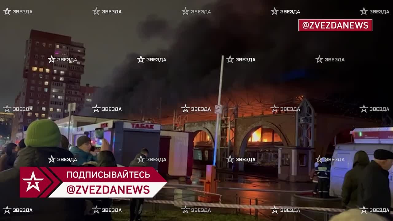 До 1500 "квадратов" выросла площадь пожара на рынке в Санкт-Петербурге