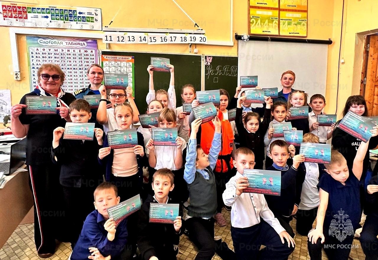 Инспекторы ГИМС МЧС России научили дeтей оказывать помощь провалившемуся под лед Инспекторы ГИМС МЧС России научили дeтей оказывать помощь провалившемуся под лед