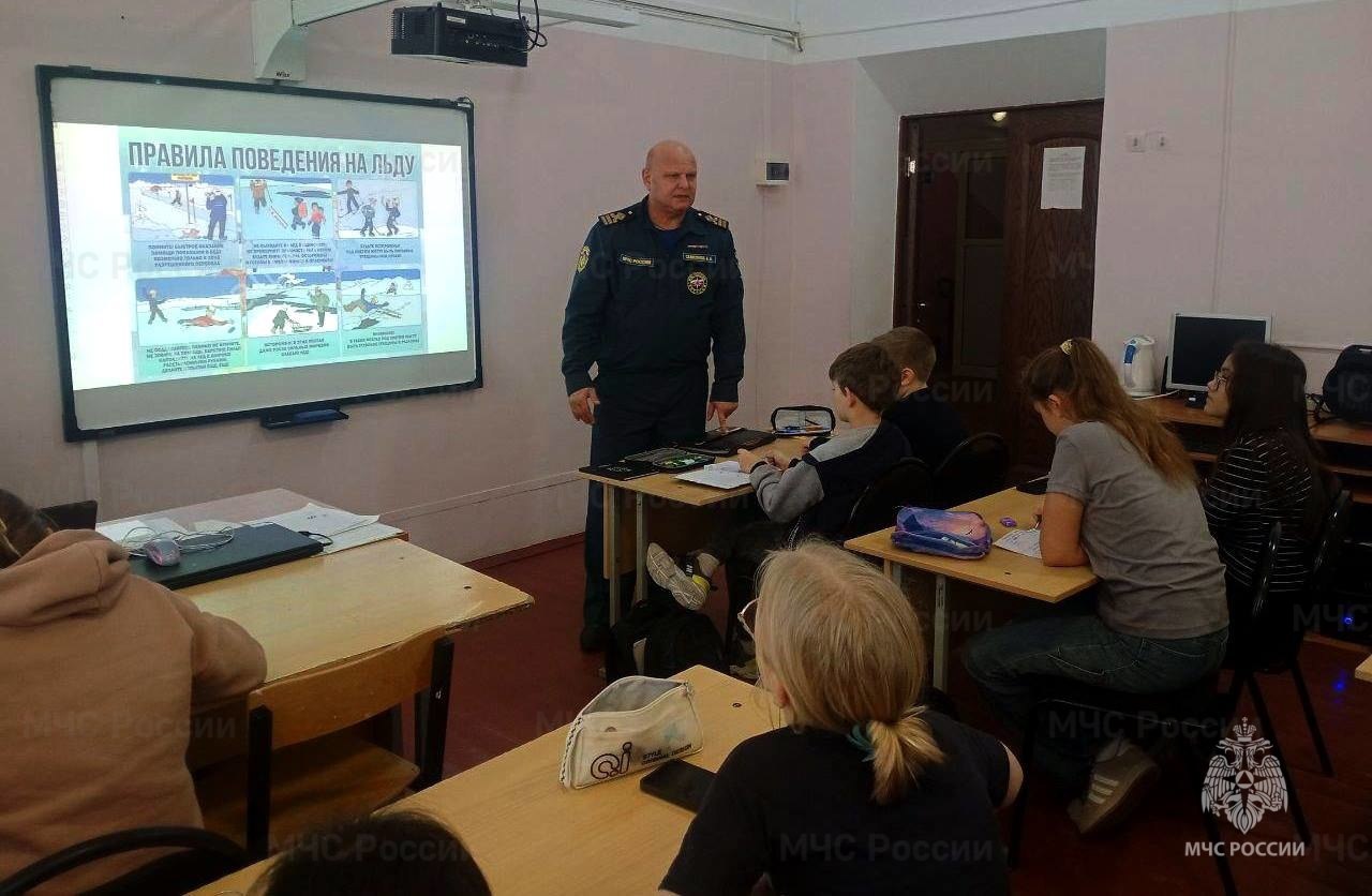 Инспекторы ГИМС МЧС России научили дeтей оказывать помощь провалившемуся под лед Инспекторы ГИМС МЧС России научили дeтей оказывать помощь провалившемуся под лед