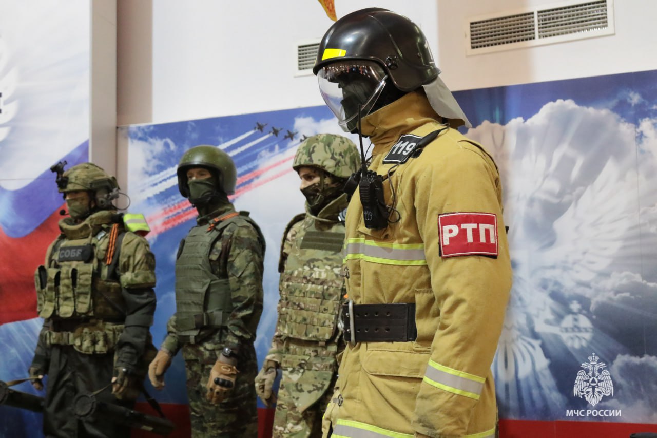 Выставка, посвященная героям специальной военной операции, пополнилась обмундированием спасателей Выставка, посвященная героям специальной военной операции, пополнилась обмундированием спасателей