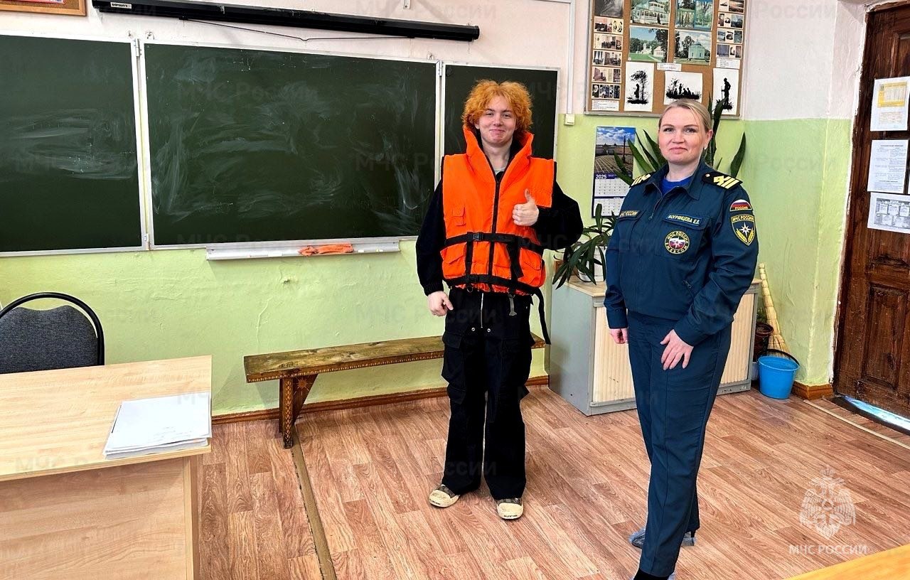 Инспекторы ГИМС МЧС России научили дeтей оказывать помощь провалившемуся под лед Инспекторы ГИМС МЧС России научили дeтей оказывать помощь провалившемуся под лед