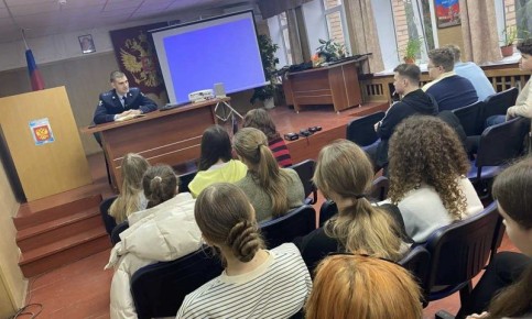 В Венёвском районе полицейские в рамках акции «Будь в форме» провели день открытых дверей для старшеклассников