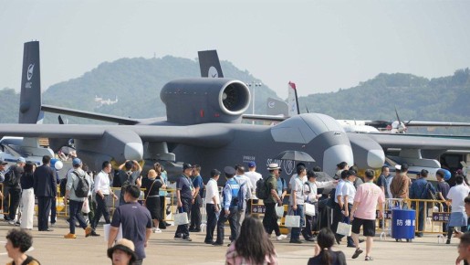 Китай провел первый полет нового тяжелого беспилотного летательного аппарата «Цзютянь», который называют крупнейшим в мире «материнским дроном», сообщил Bloomberg