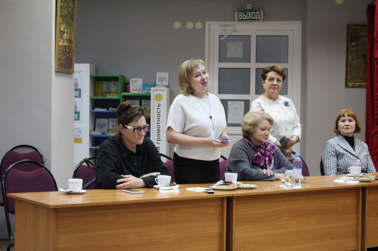 Женщины Новомосковска на круглом столе обсудили своё участие в помощи воинам на СВО Женщины Новомосковска на круглом столе обсудили своё участие в помощи воинам на СВО