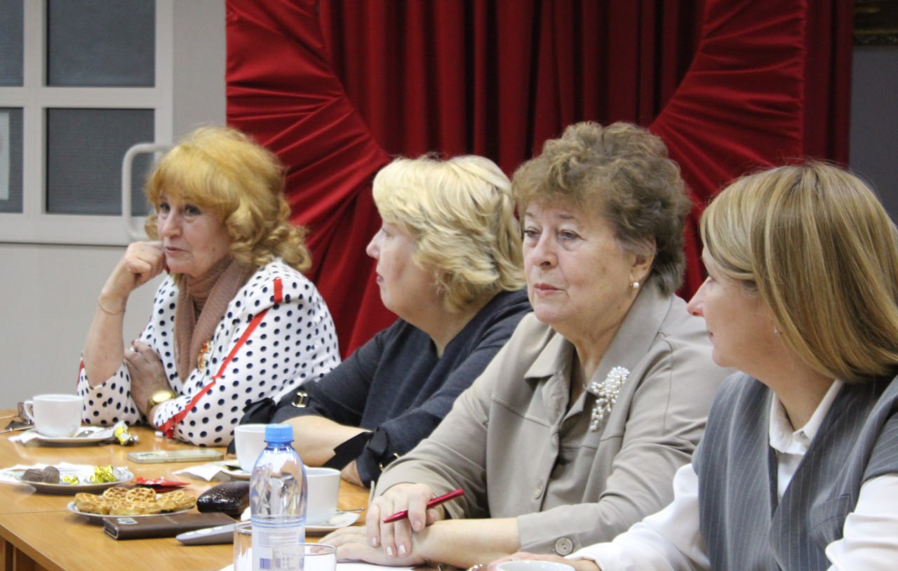 Женщины Новомосковска на круглом столе обсудили своё участие в помощи воинам на СВО Женщины Новомосковска на круглом столе обсудили своё участие в помощи воинам на СВО