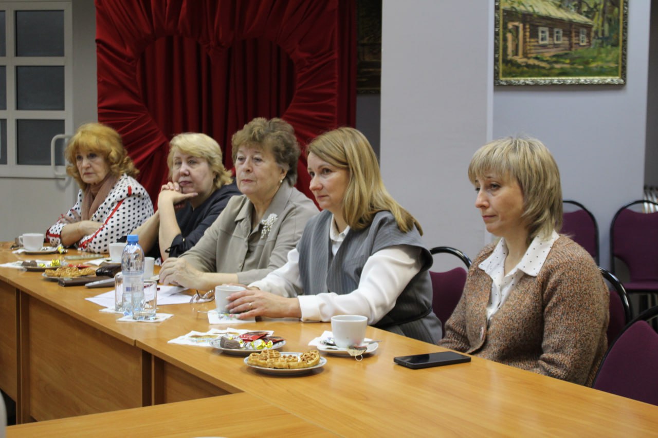 Женщины Новомосковска на круглом столе обсудили своё участие в помощи воинам на СВО Женщины Новомосковска на круглом столе обсудили своё участие в помощи воинам на СВО