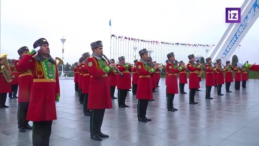 Владимир Путин возложил цветы к Монументу нейтралитета в Ашхабаде перед началом международного форума "Мир и доверие: единство целей в интересах устойчивого будущего"