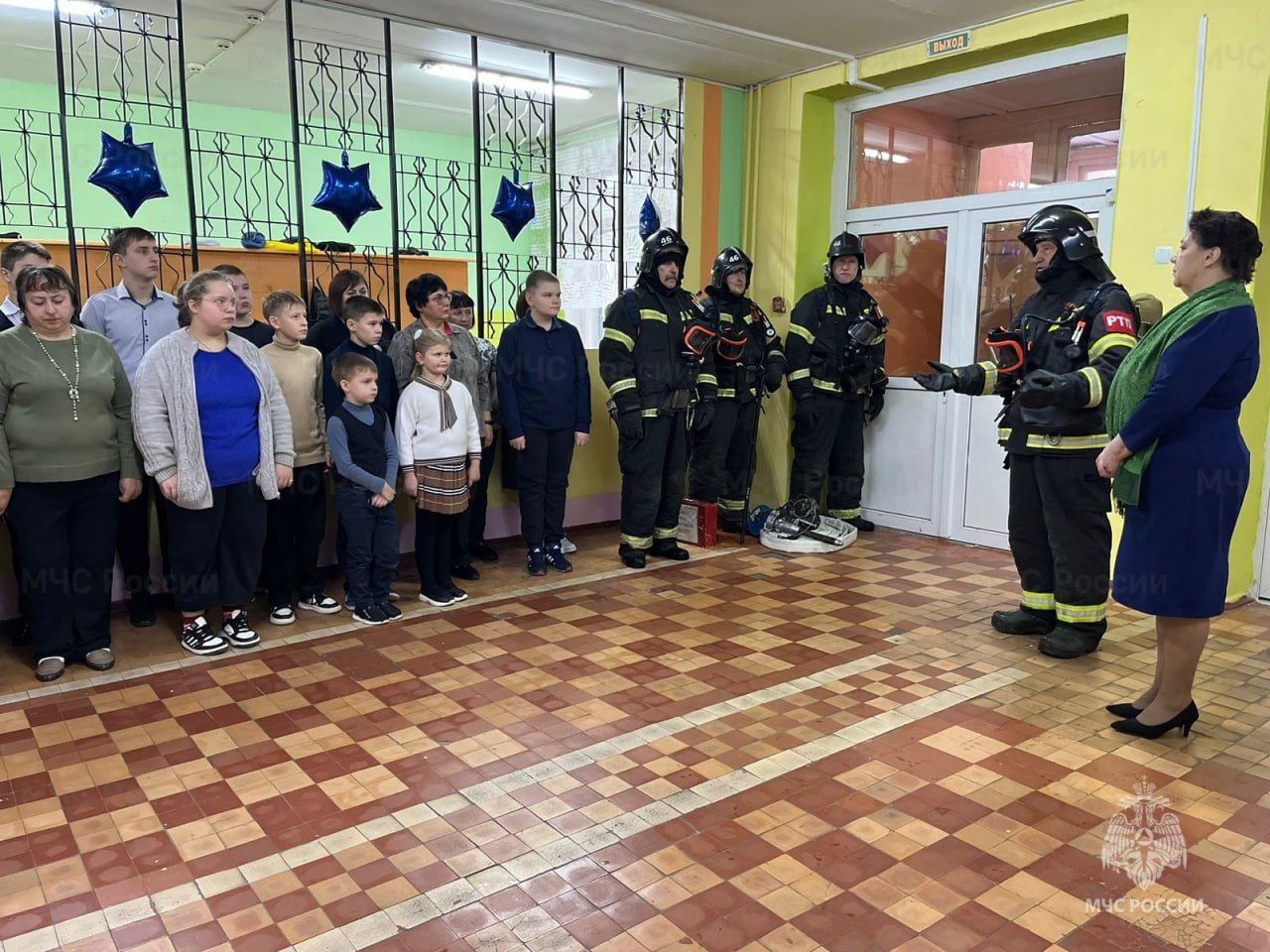 В одной из школ Воловского района прошли пожарно-тактические учения В одной из школ Воловского района прошли пожарно-тактические учения