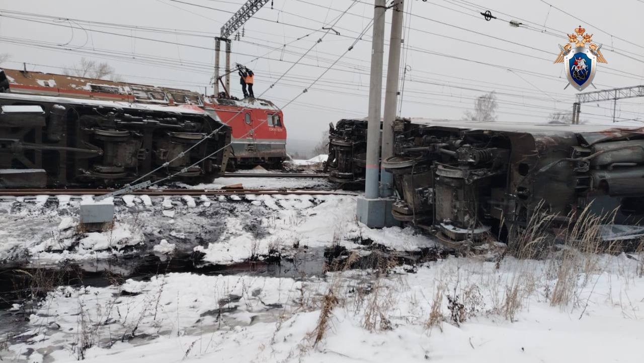 В результате схода с путей двух локомотивов и 23 цистерн на станции Чаис в Пензенской области, произошел разлив мазута