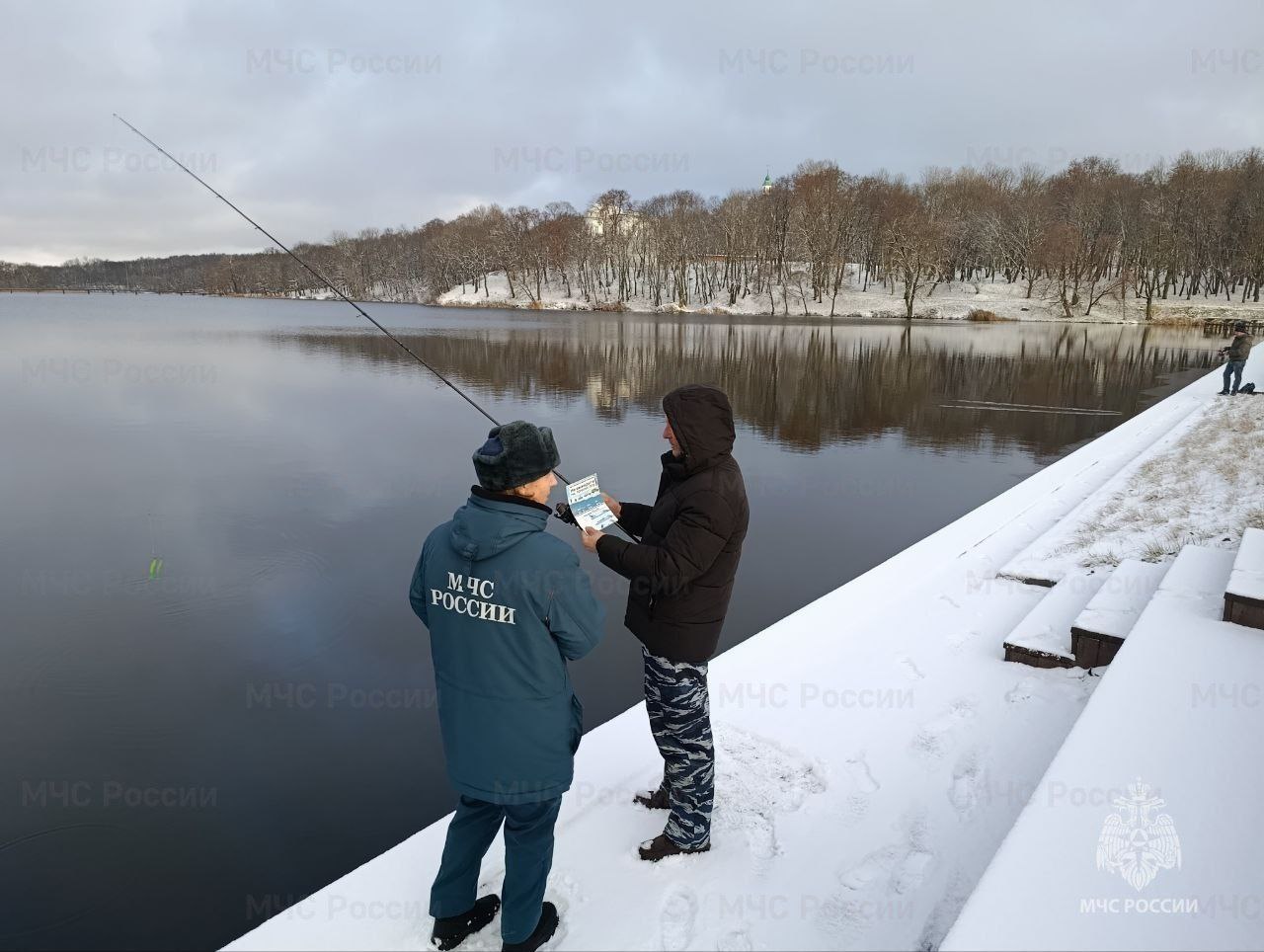 Спасатели МЧС России напоминают жителям региона об опасностях тонкого льда Спасатели МЧС России напоминают жителям региона об опасностях тонкого льда