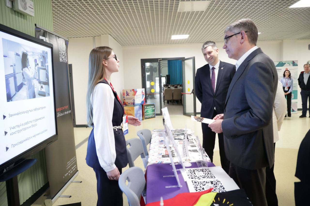 Дмитрий Миляев: Наградил победителей конкурса «Педагогический успех 71» Дмитрий Миляев: Наградил победителей конкурса «Педагогический успех 71»