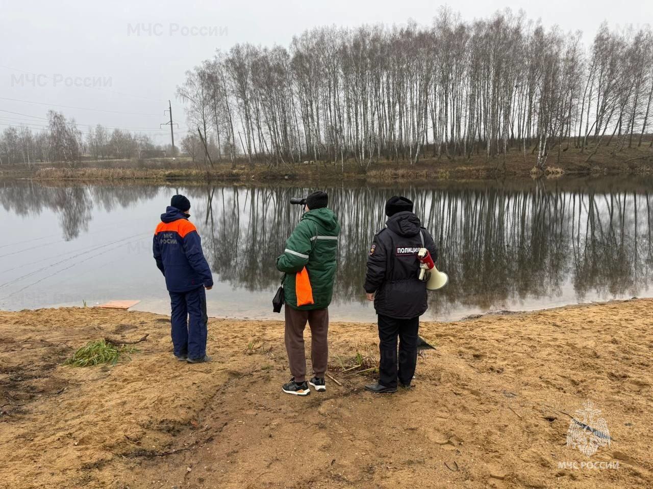 Спасатели МЧС России напоминают жителям региона об опасностях тонкого льда Спасатели МЧС России напоминают жителям региона об опасностях тонкого льда