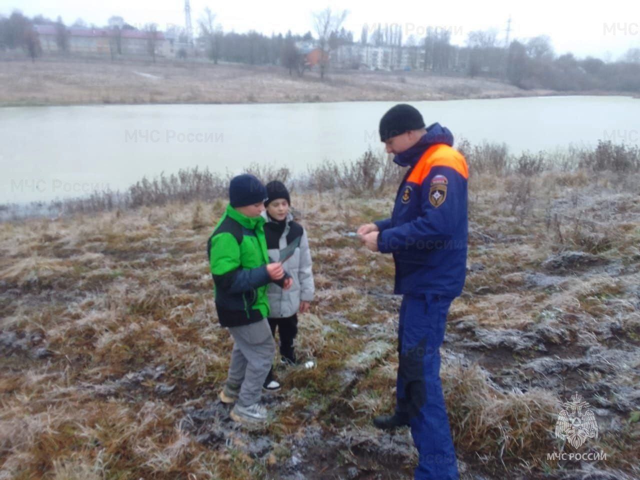 Спасатели МЧС России напоминают жителям региона об опасностях тонкого льда Спасатели МЧС России напоминают жителям региона об опасностях тонкого льда