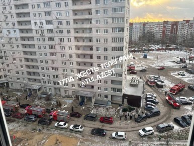 На улице Максима Горького в Туле было зафиксировано значительное количество пожарной техники возле дома 1Б