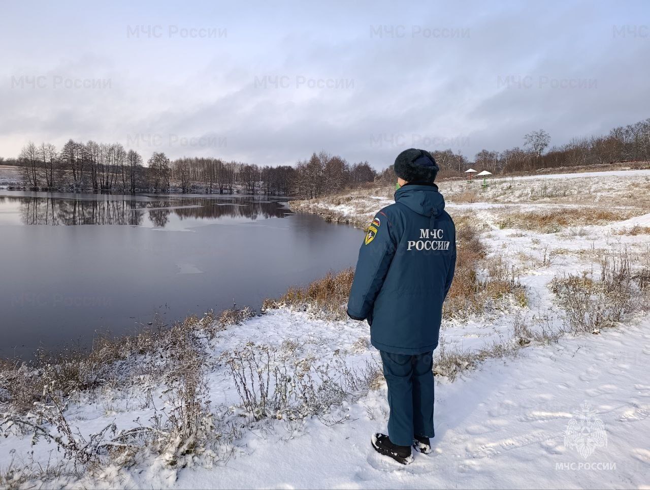 Спасатели МЧС России напоминают жителям региона об опасностях тонкого льда Спасатели МЧС России напоминают жителям региона об опасностях тонкого льда
