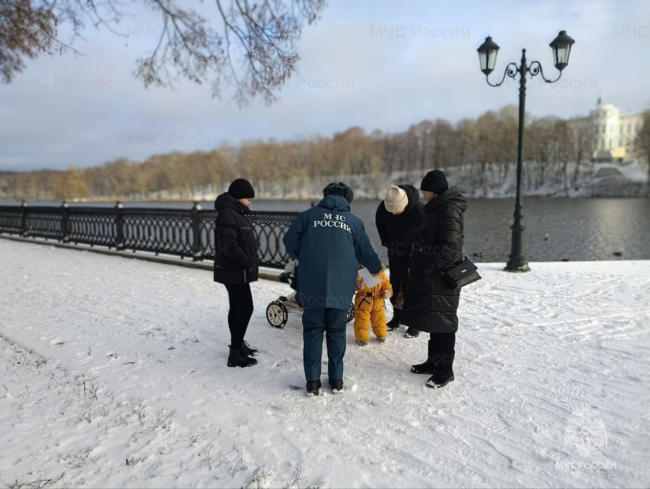 Спасатели МЧС России напоминают жителям региона об опасностях тонкого льда