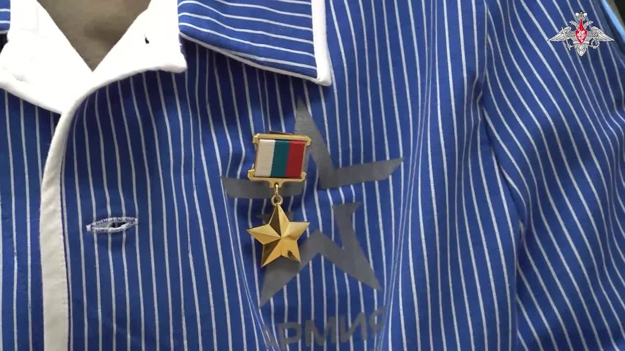 Министр обороны России Андрей Белоусов вручил звезду Героя России оператору FPV-дрона Центра «Рубикон» с позывным Филин, который уничтожил пять танков и 169 автомобилей ВСУ