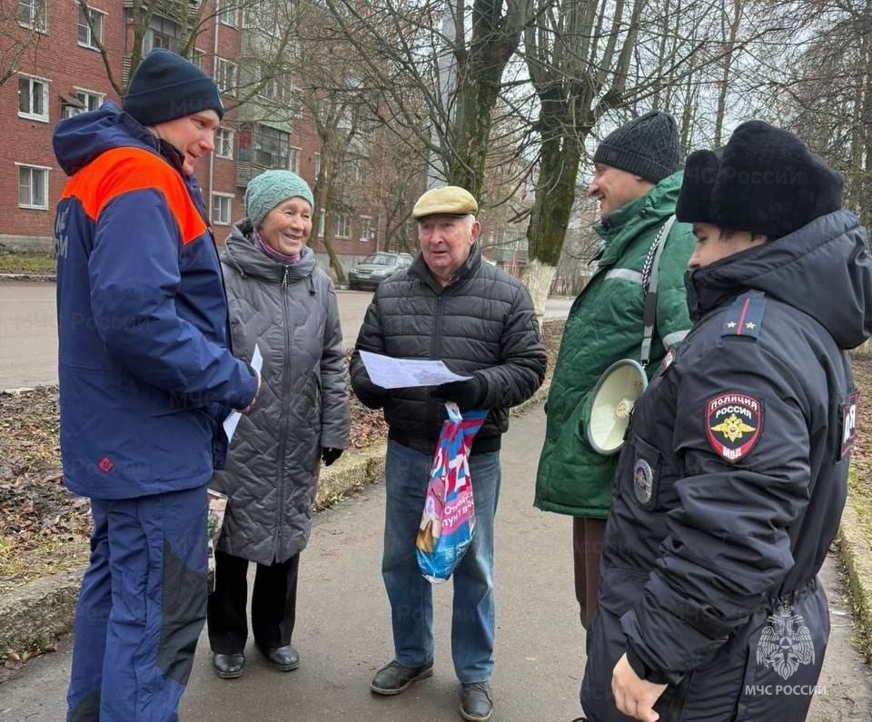 Спасатели МЧС России напоминают жителям региона об опасностях тонкого льда Спасатели МЧС России напоминают жителям региона об опасностях тонкого льда