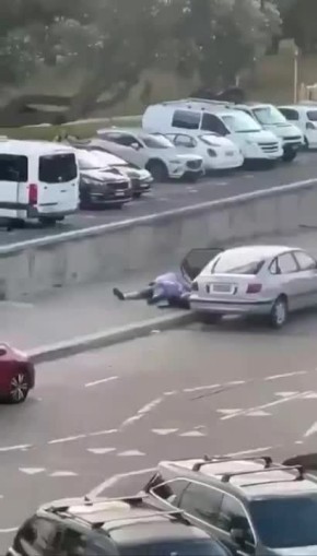 Очевидцы выкладывают кадры, как прохожий обезоружил одного из стрелявших на пляже Сиднее, просто отобрав ружье