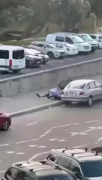 Очевидцы выкладывают кадры, как прохожий обезоружил одного из стрелявших на пляже Сиднее, просто отобрав ружье