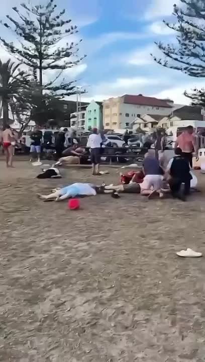 В сети появились кадры с пляжа Сиднея, где неизвестные открыли огонь по людям, а также видео нейтрализации преступников, которые пытались скрыться