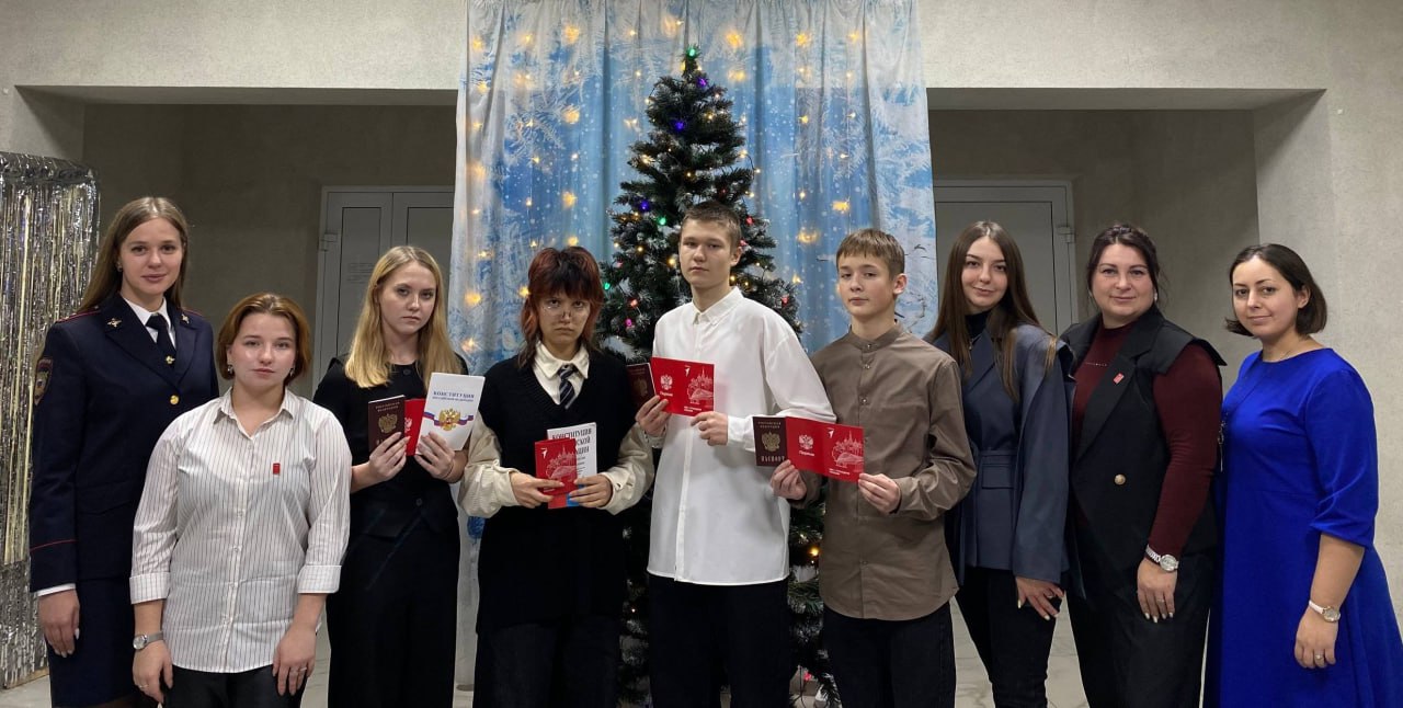 В День Конституции юные жители Тульской области получили свои первые паспорта в рамках Всероссийской акции «Мы – граждане России» В День Конституции юные жители Тульской области получили свои первые паспорта в рамках Всероссийской акции «Мы – граждане России»