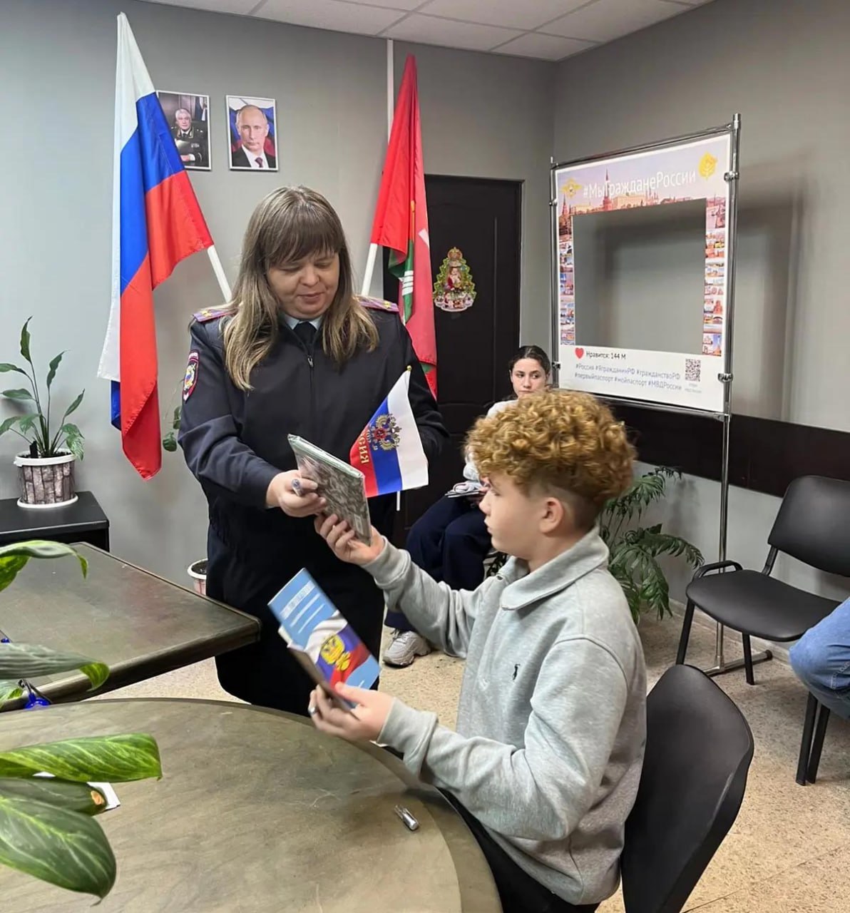 В День Конституции юные жители Тульской области получили свои первые паспорта в рамках Всероссийской акции «Мы – граждане России» В День Конституции юные жители Тульской области получили свои первые паспорта в рамках Всероссийской акции «Мы – граждане России»