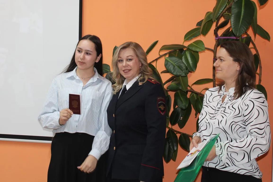 В День Конституции юные жители Тульской области получили свои первые паспорта в рамках Всероссийской акции «Мы – граждане России» В День Конституции юные жители Тульской области получили свои первые паспорта в рамках Всероссийской акции «Мы – граждане России»