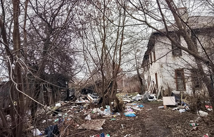 В Донском нет денег на снос расселенного аварийного дома: он превратился в свалку и уже несколько раз горел В Донском нет денег на снос расселенного аварийного дома: он превратился в свалку и уже несколько раз горел