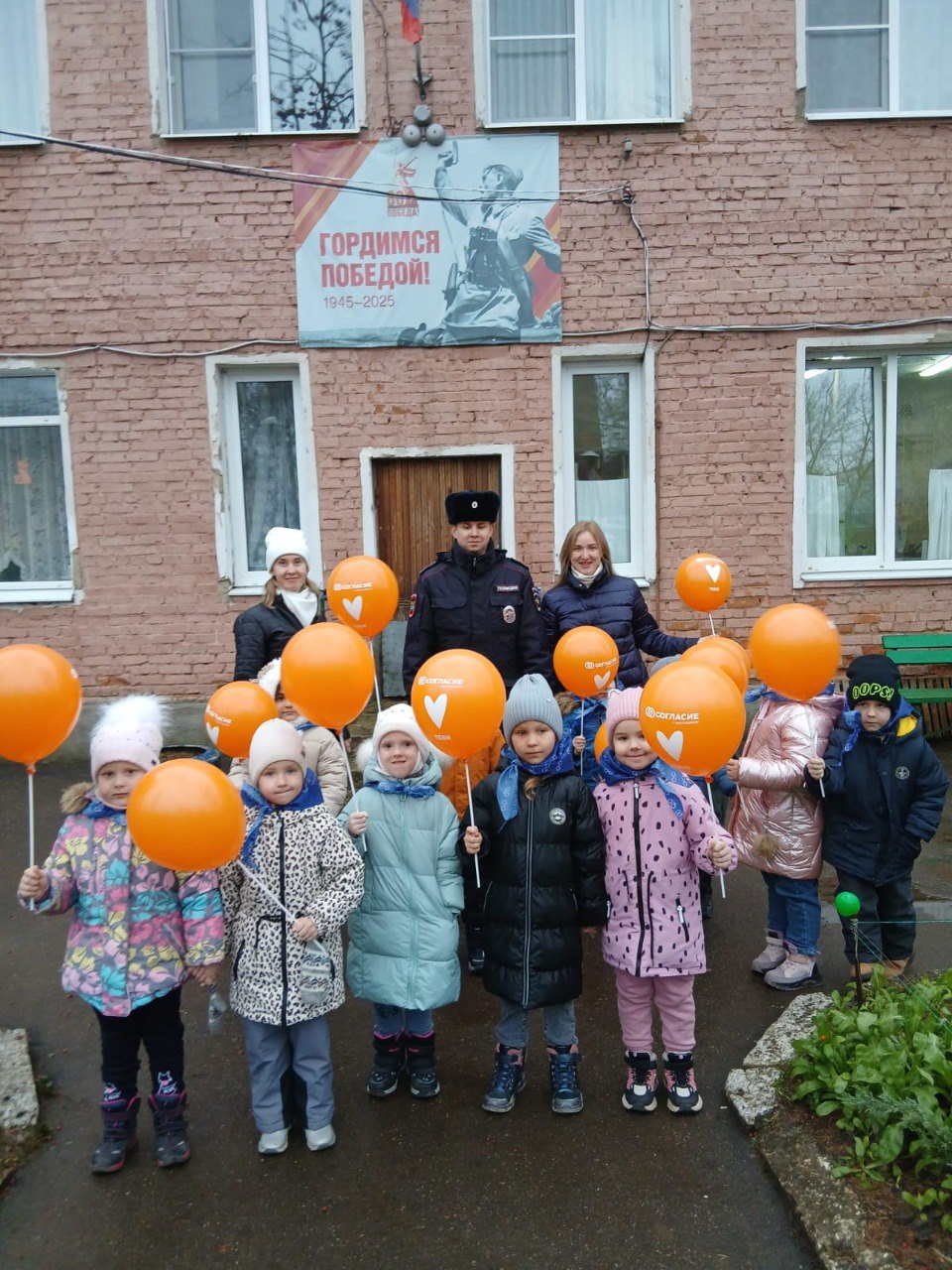 Сотрудники Алексинской Госавтоинспекции Тульской области провели пешеходную экскурсию для дошколят Сотрудники Алексинской Госавтоинспекции Тульской области провели пешеходную экскурсию для дошколят