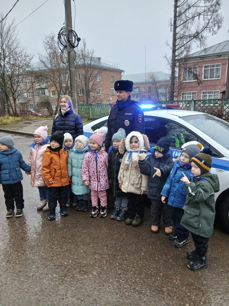 Сотрудники Алексинской Госавтоинспекции Тульской области провели пешеходную экскурсию для дошколят Сотрудники Алексинской Госавтоинспекции Тульской области провели пешеходную экскурсию для дошколят