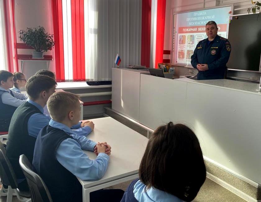 Школьникам рассказали о профессии спасатель и о безопасности Школьникам рассказали о профессии спасатель и о безопасности