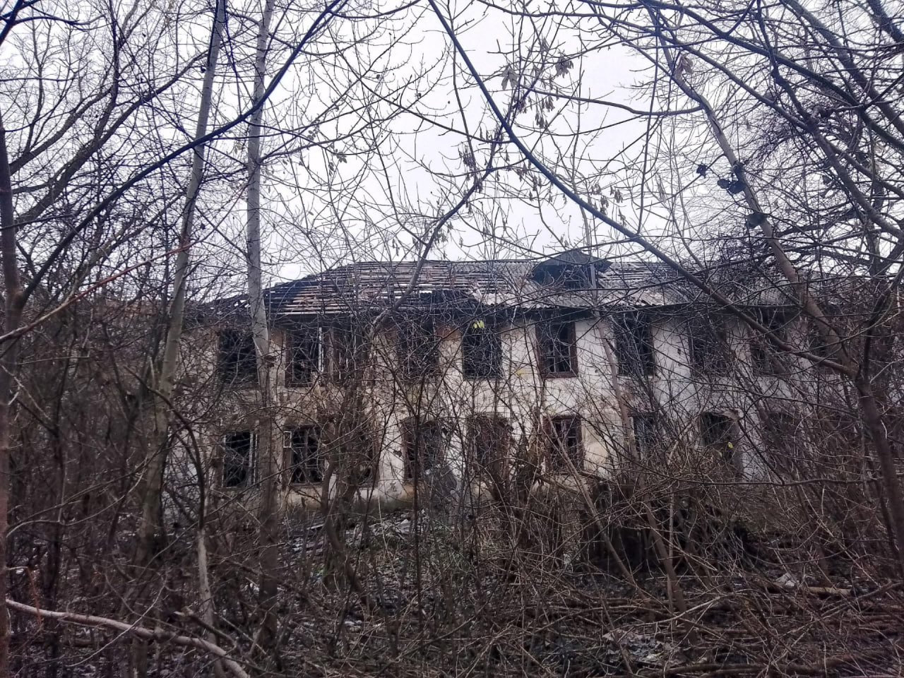 В Донском нет денег на снос расселенного аварийного дома: он превратился в свалку и уже несколько раз горел