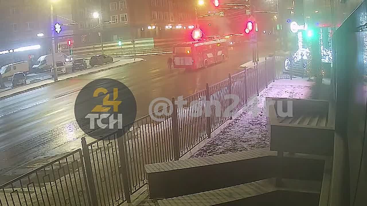 Троллейбус полностью охватило пламенем за пять минут сегодня ночью на улице Болдина