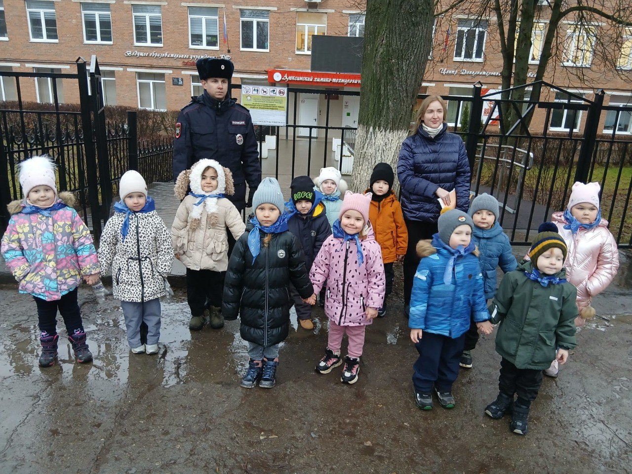 Сотрудники Алексинской Госавтоинспекции Тульской области провели пешеходную экскурсию для дошколят Сотрудники Алексинской Госавтоинспекции Тульской области провели пешеходную экскурсию для дошколят