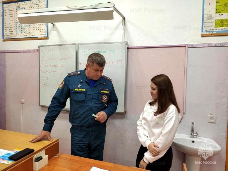 Школьникам рассказали о профессии спасатель и о безопасности Школьникам рассказали о профессии спасатель и о безопасности