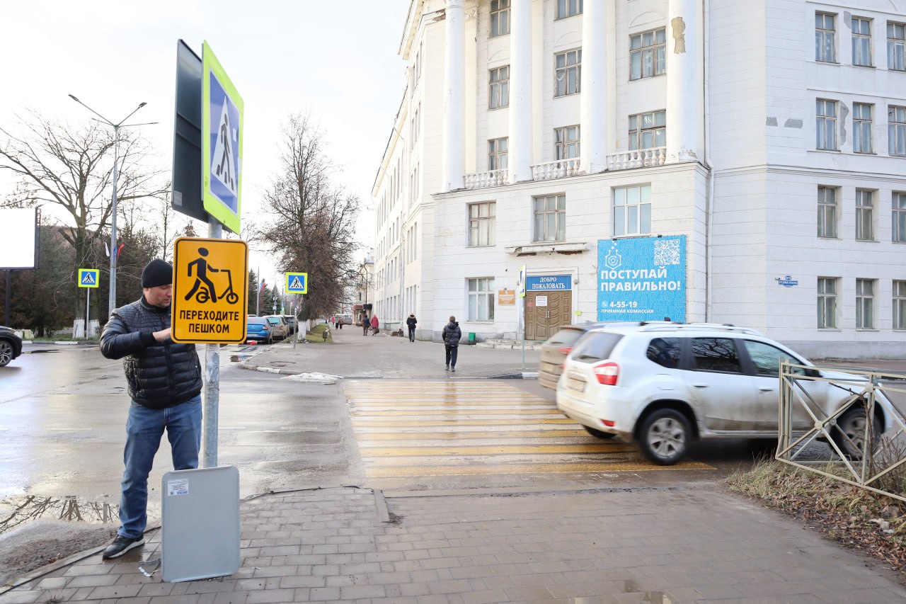 Самокатчик, спешивайся на пешеходном переходе! Самокатчик, спешивайся на пешеходном переходе!